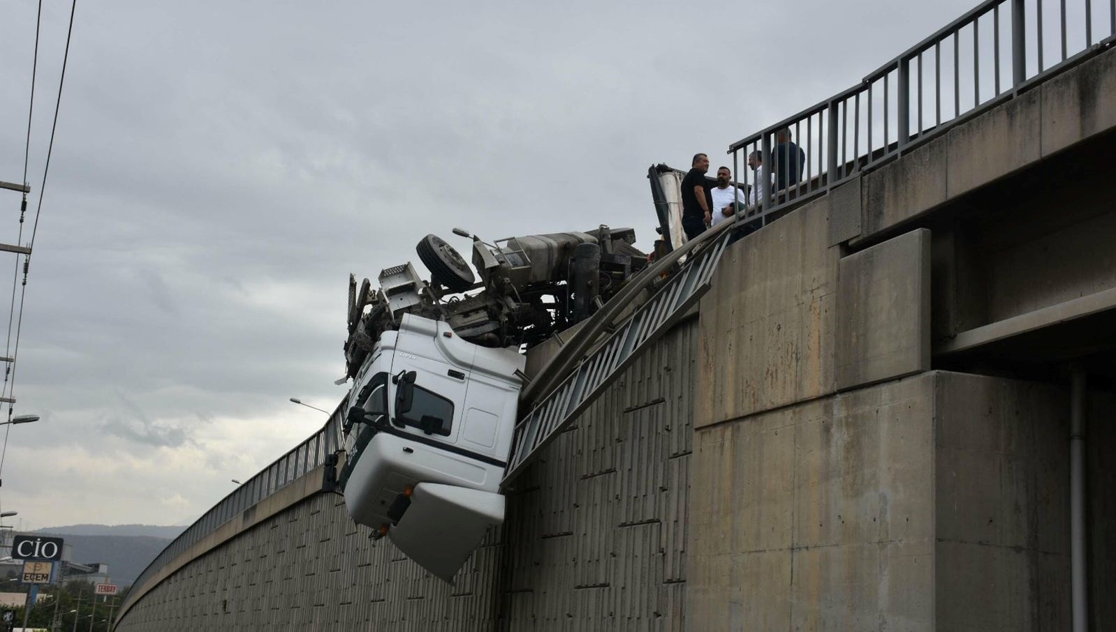 izmirde viyadukte asili kalan tirin surucusu yaralandi rtp3nbMM