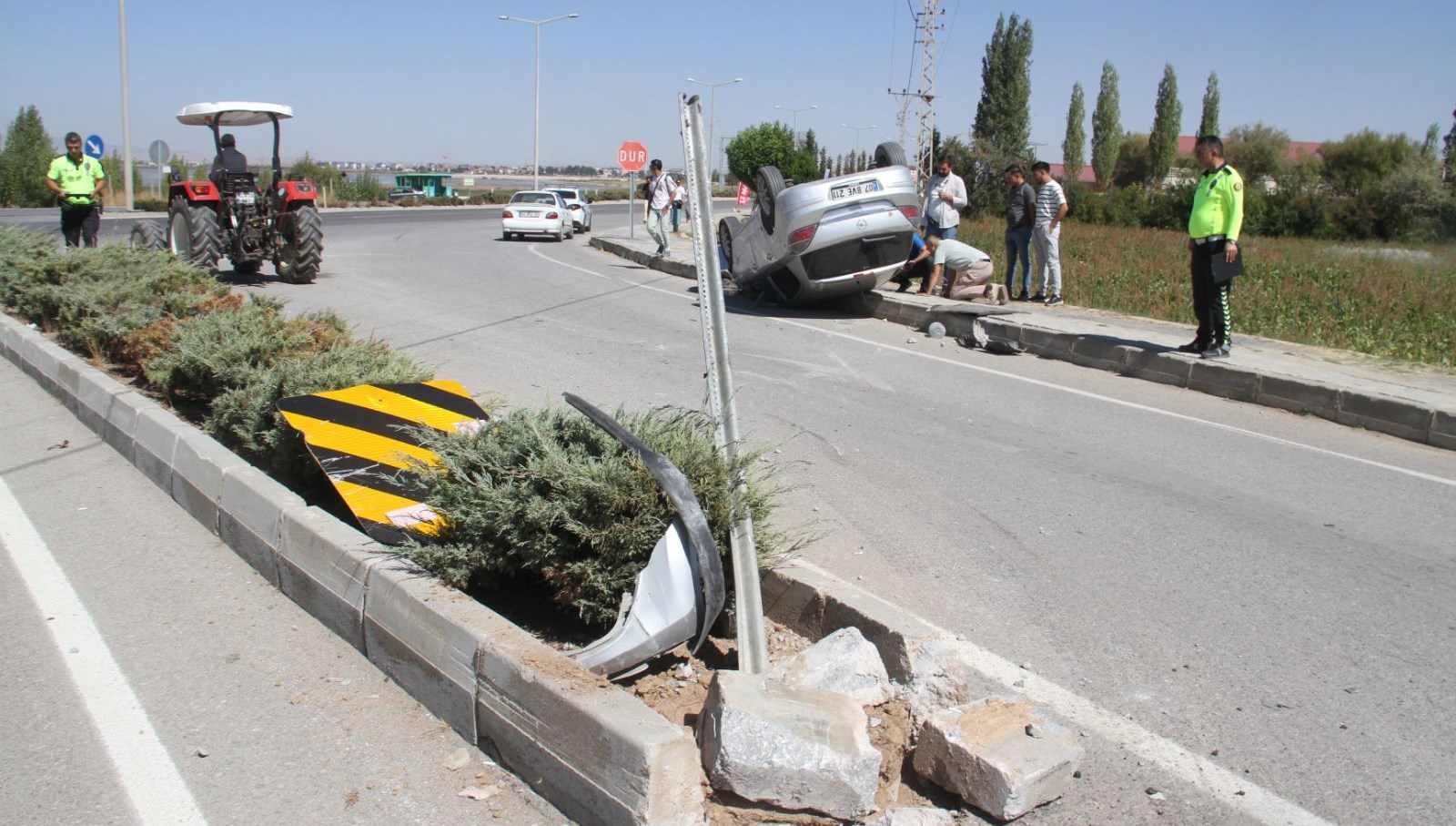 konyada otobus devrildi surucu yaralandi BEawpZuM