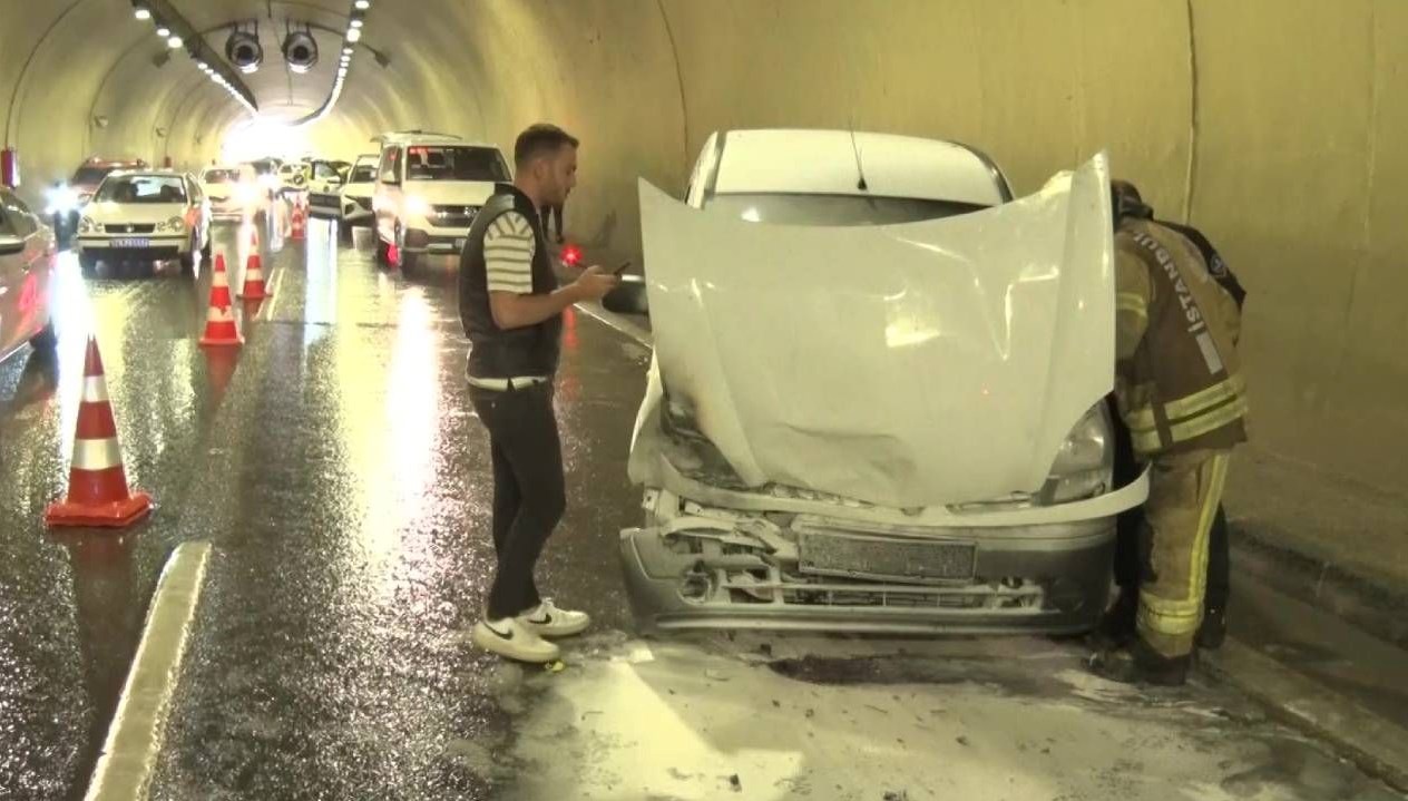 uskudarda tunel icinde zincirleme kaza bir arac yandi twwuiqhp