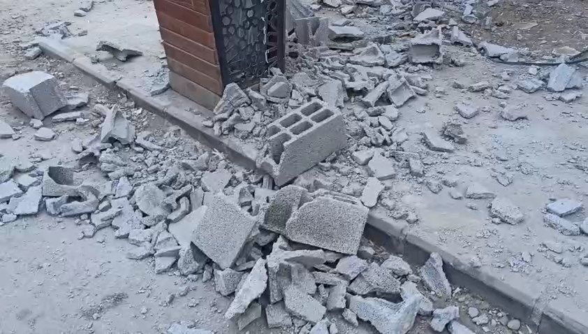 yolda yureyen vatandasin basina briket dustu eBwgf2MO