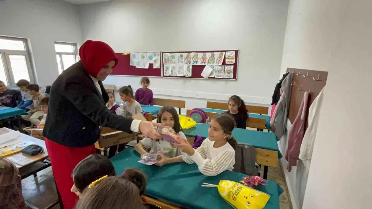 diyarbakirli muhtar dunya kiz cocuklari gununde kiz cocuklarina hediyeler dagitti 5FvaXB2Y