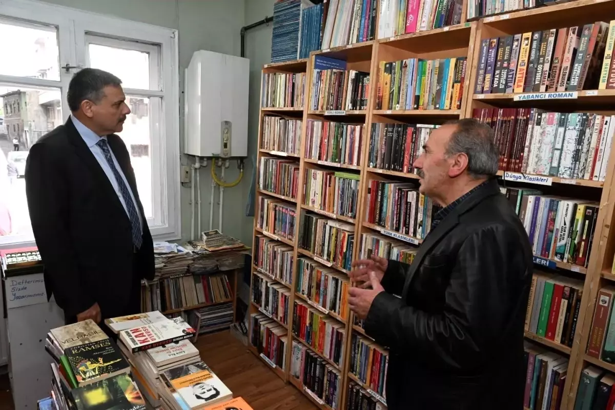 vali mustafa ciftci insirah sahaf ve kitabevinde kitapseverlerle bulustu OiwcOEfy