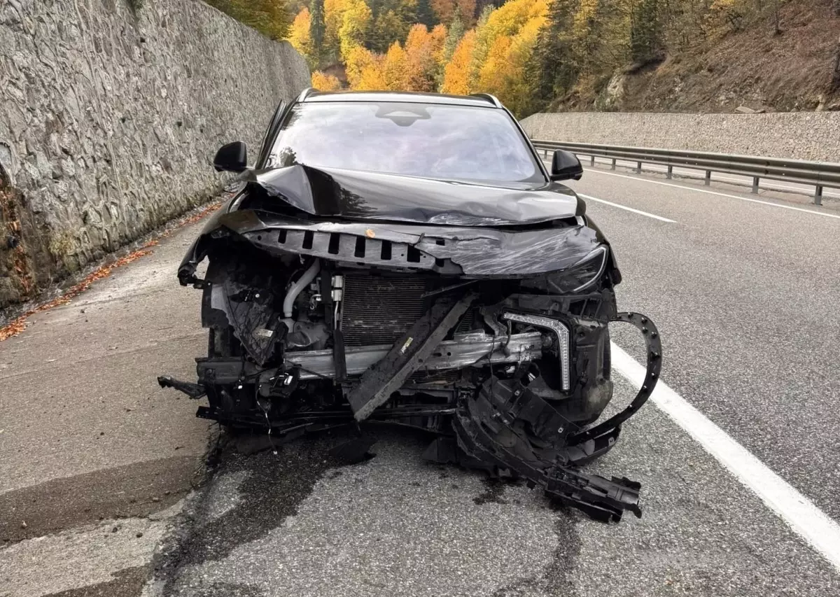 boluda elektrikli otomobil kazasi surucu yaralanmadi wF89Jvrs.jpg