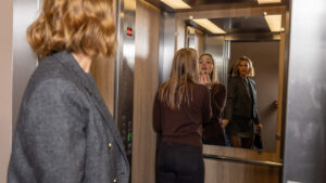 neredeyse-tum-asansorlerde-neden-ayna-var-Ad6Rr5Zc