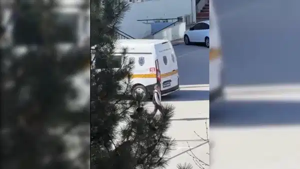 ortaokulun-tuvaletinde-saklanmis-silah-ve-tehdit-notu-bulundu-hem-okul-muduru-hem-bazi-ogrenciler-IThgMymq