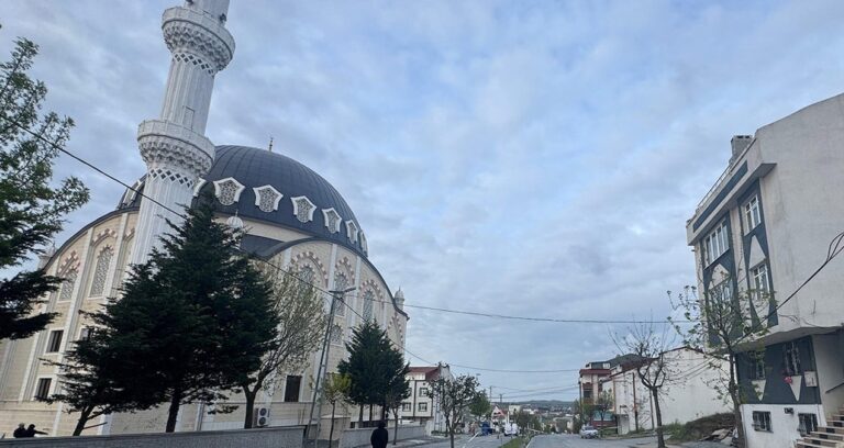 arnavutkoyde-firtina-caminin-minaresi-sallandi-2-bina-tahliye-edildi-Mwivsnxi