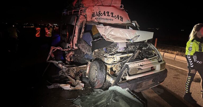 tarim-iscilerini-tasiyan-minibus-kaza-yapti-12-yarali-Spt2MyHC