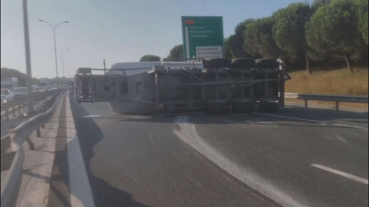 Buyukcekmecede beton tankeri devrildi tem otoyolu ankara istikameti kapandi KRiZzgvB